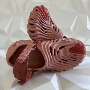 CROCS Salehe Bembury x The Pollex Clog “Kuwata”M9/W11 
Dramatic "Fingerprint"🫆